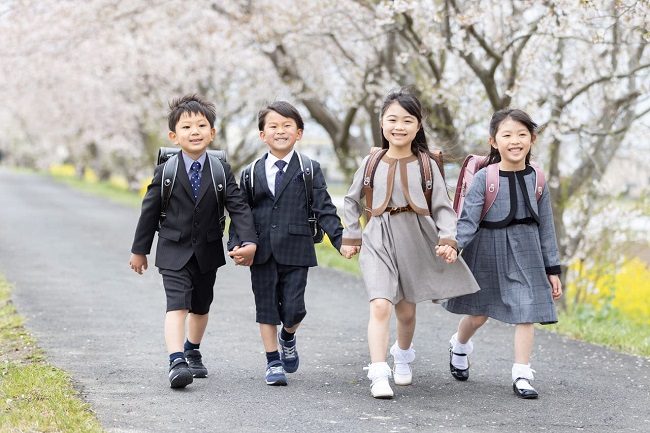 Các bé học sinh tiểu học ở Nhật