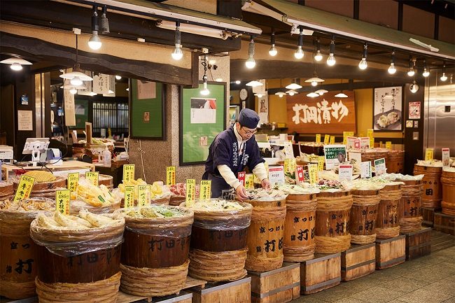 Một cửa hàng chuyên bán tsukemono tại chợ truyền thống ở Kyoto