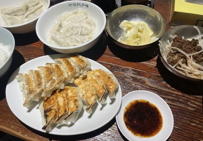 Harajuku Gyoza Lou bán cả Yaki Gyoza và Sui Gyoza