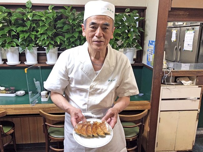 Đầu bếp của quán Okei. 