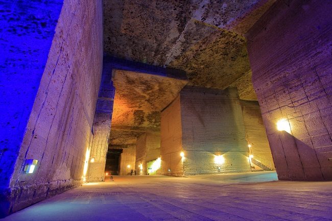 Bên trong mỏ đá Oya trở thành Bảo tàng Lịch sử Oya.