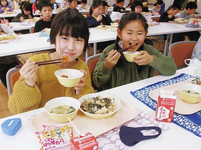 Giờ ăn trưa cũng là thời gian các bạn chia sẻ, gắn kết hơn