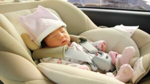 Hướng dẫn chọn ghế ngồi ô tô cho bé ở Nhật Bản