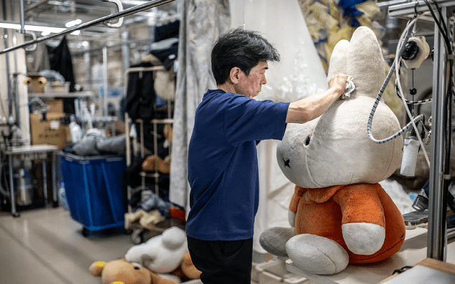 Ông Shimura Masakazu đang vệ sinh một thú nhồi bông