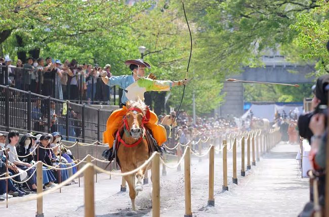 Một cung thủ thực hiện màn cưỡi ngựa bắn cung tại sự kiện