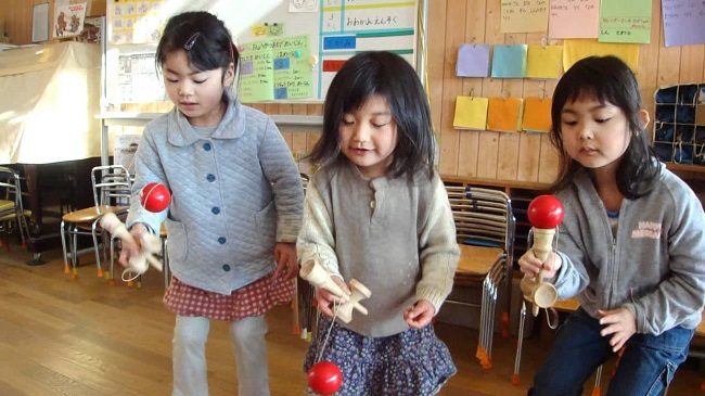 Các em nhỏ tập chơi Kendama.