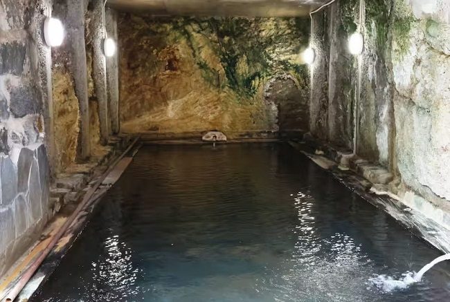 Bồn tắm onsen trong hang đá tại Kawakami Onsen