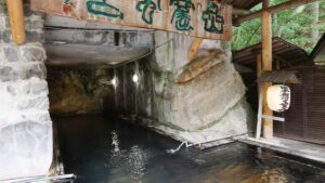 Tắm suối nước nóng trong hang đá núi Fukushima