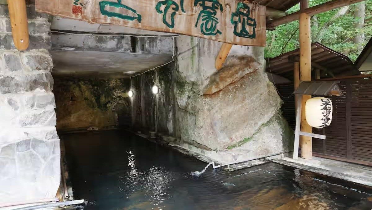 Kawakami Onsen - Tam-suoi-nuoc-nong-o-hang-da-trong-nui-Fukushima