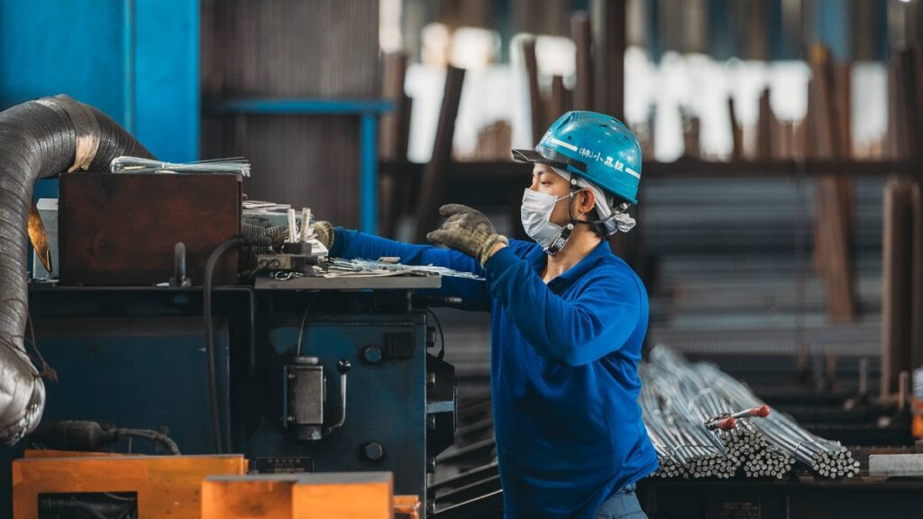 Tăng phí gia hạn cư trú thành gánh nặng cho người nước ngoài tại Nhật.