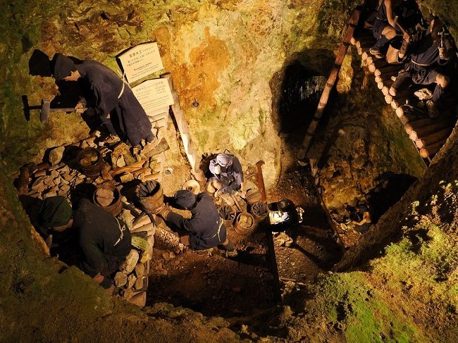 Tái hiện cảnh khai thác vàng ở Sado.