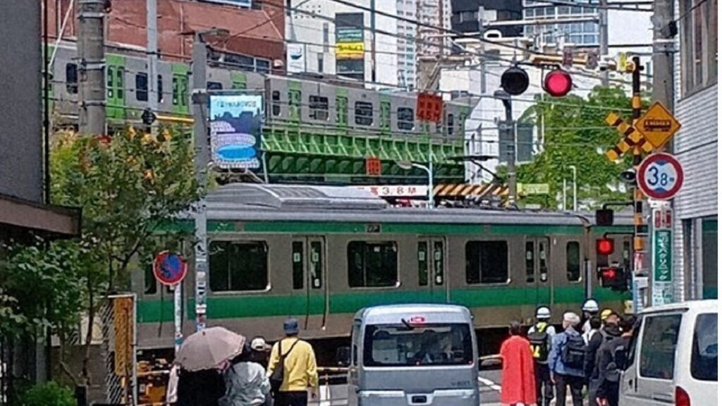 Canh-duong-sat-doc-dao-o-nga-tu-Yoyogi-hut-khach-nuoc-ngoai