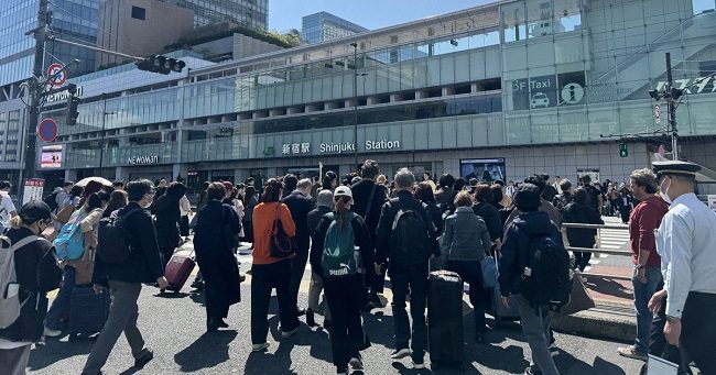 Hàng nghìn người tấp nập ra vào ga Shinjuku (Tokyo) mỗi ngày
