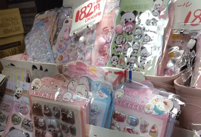 Khu bày bán sticker tại một cửa hàng ở Tokyo