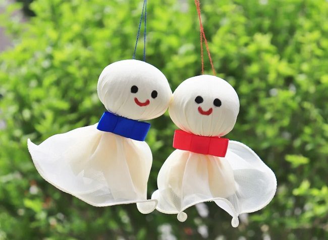 Búp bê Teru Teru Bozu được vẽ mặt người khi trời nắng lên