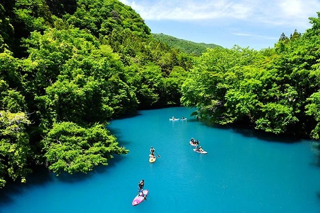 Trải nghiệm trèo ván đứng, chèo thuyền kayak ngay trên hồ Shimako. 