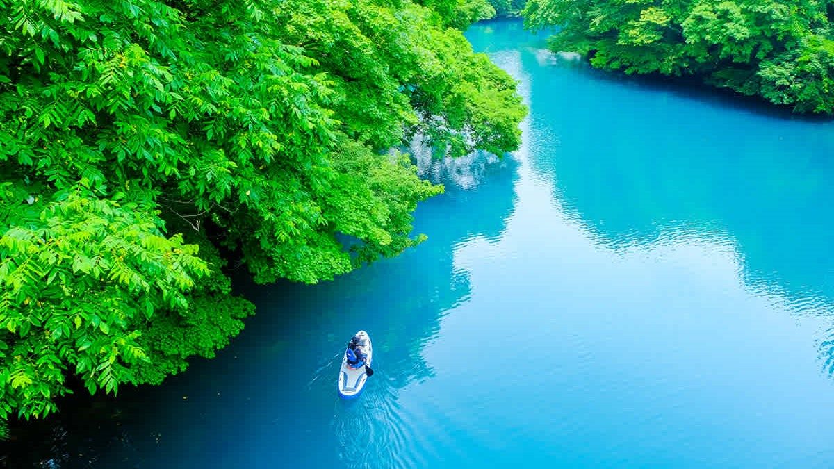 Cheo-van-dung-cheo-thuyen-kayak-o-ho-nuoc-xanh-huyen-bi-noi-tieng-Gunma