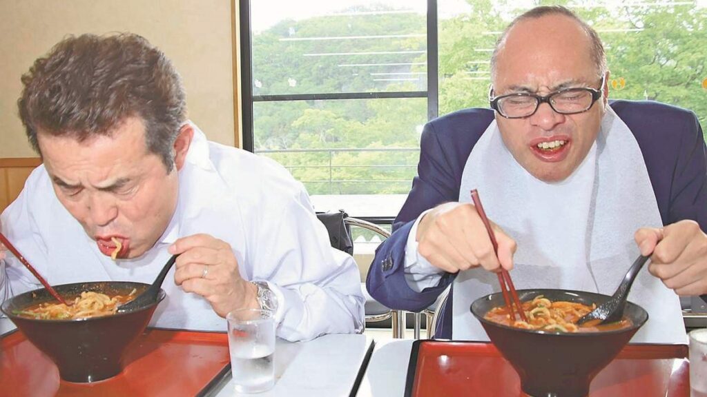 Hai thị trưởng Gunma thi ăn ramen siêu cay để quảng bá du lịch