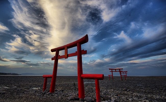 Thủy triều rút tại khu vực ba cổng torii ở Tara