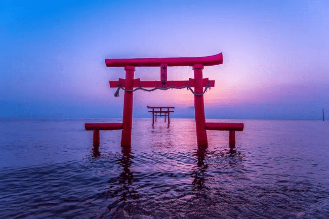 Ba cổng torii ở Tara khi thủy triều lên