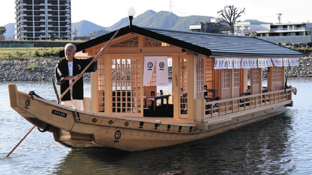 our-cao-cap-di-thuyen-cau-ca-bang-chim-coc-tai-Gifu