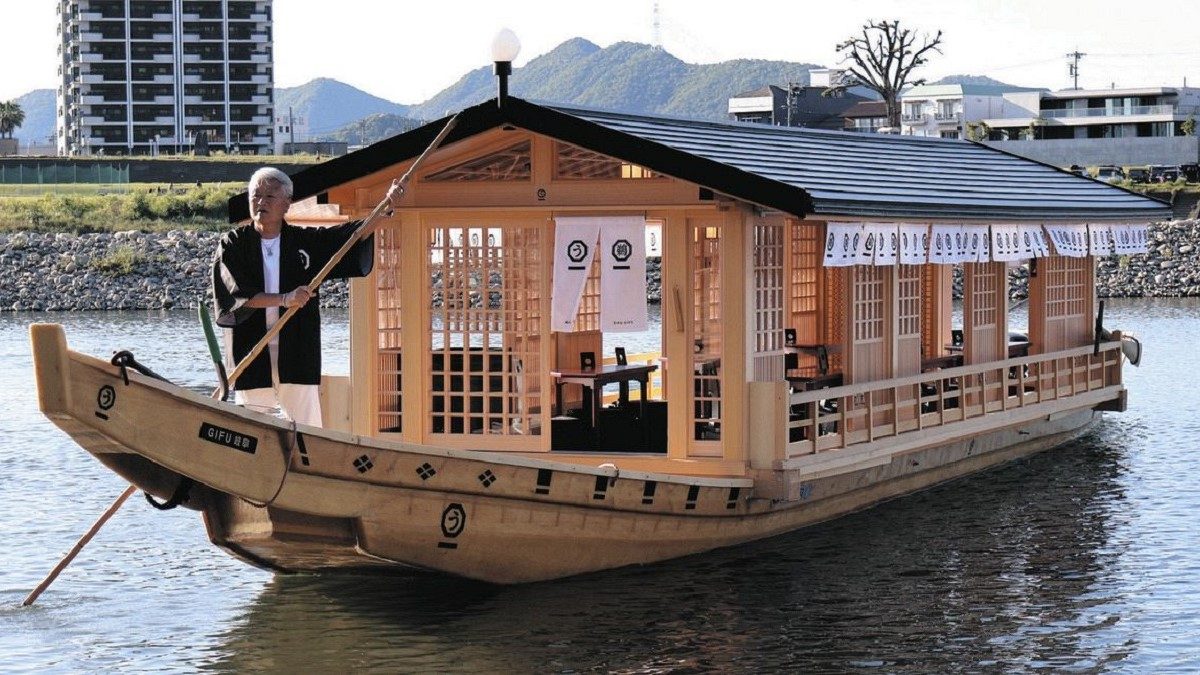 our-cao-cap-di-thuyen-cau-ca-bang-chim-coc-tai-Gifu