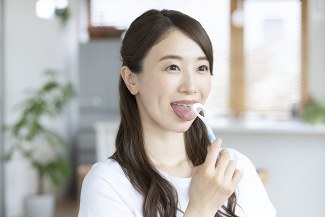 Làm sạch lưỡi hàng ngày là cách giảm hôi miệng