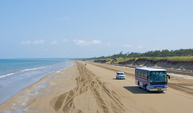 Xe buýt, ô tô đi trên cát tại bãi biển Chirihama Nagisa