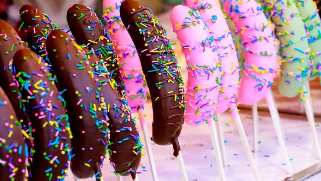 Choko Banana - Chuối phủ sô cô la xiên que có gì hấp dẫn