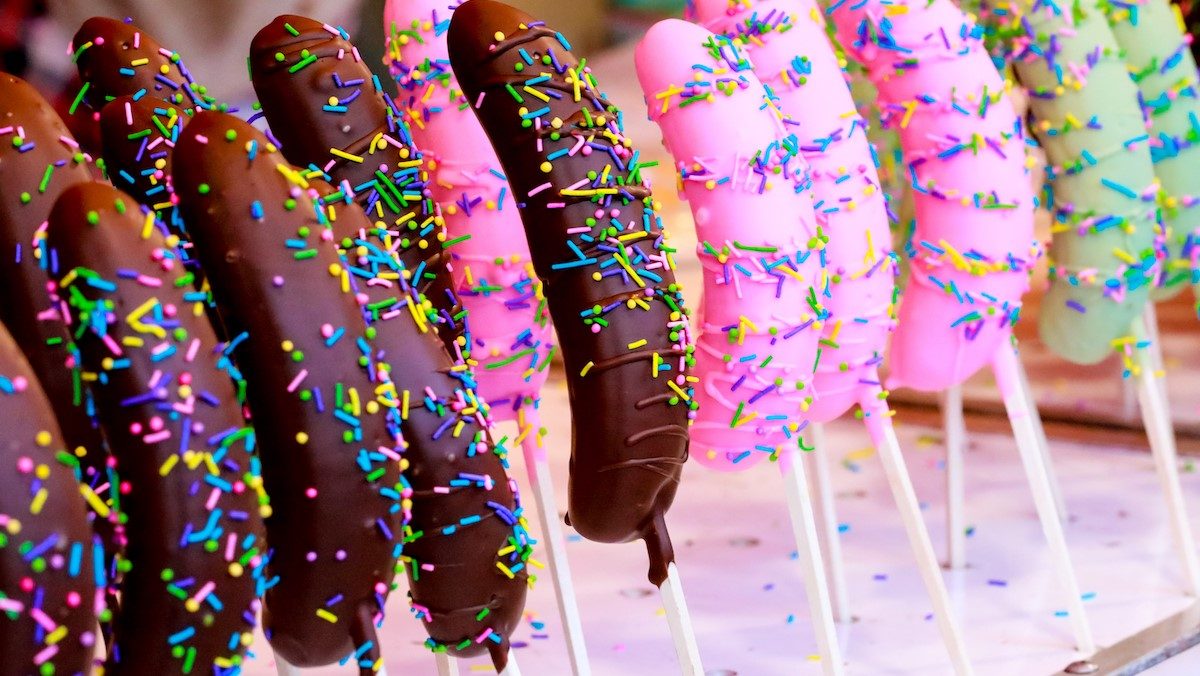 Choko Banana - Chuối phủ sô cô la xiên que có gì hấp dẫn