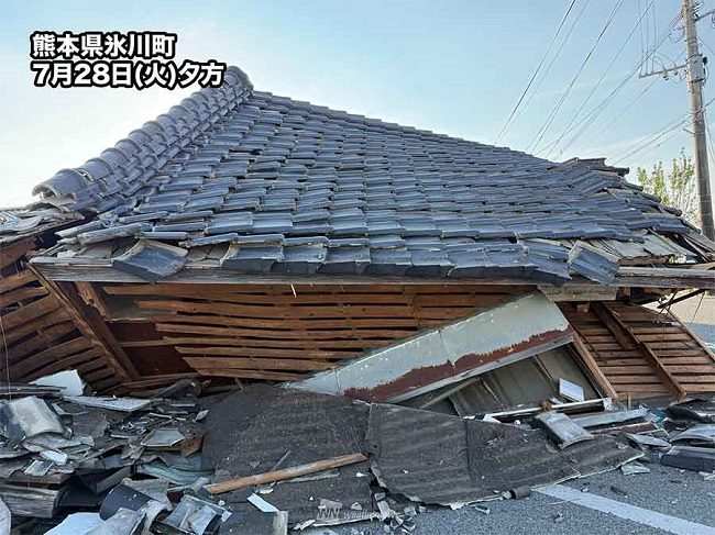 Hàng nghìn nhà dân đổ sập sau động đất tại Kumamoto hôm 28/7