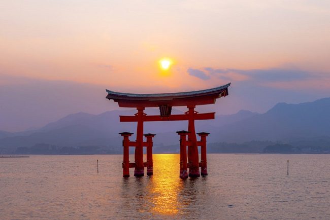 Cổng Torii của đền Itsukushima đẹp mơ màng lúc hoàng hôn