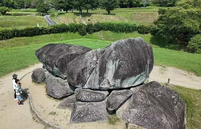 Di tích Ishibutai Kofun nằm ở làng Asuka, tỉnh Nara là vết tích của Kinh đô cổ Asuka
