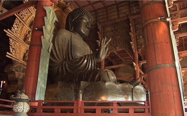 Bức tượng Phật tại chùa Todaiji