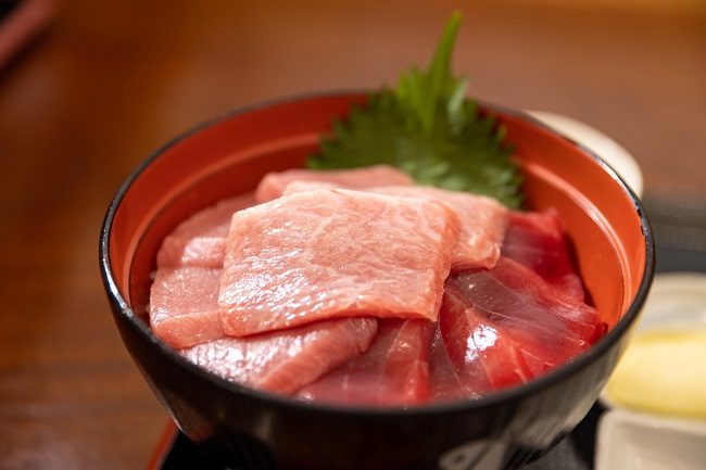 Sashimi và sushi cá ngừ là đặc sản không thể bỏ qua khi tới Oma
