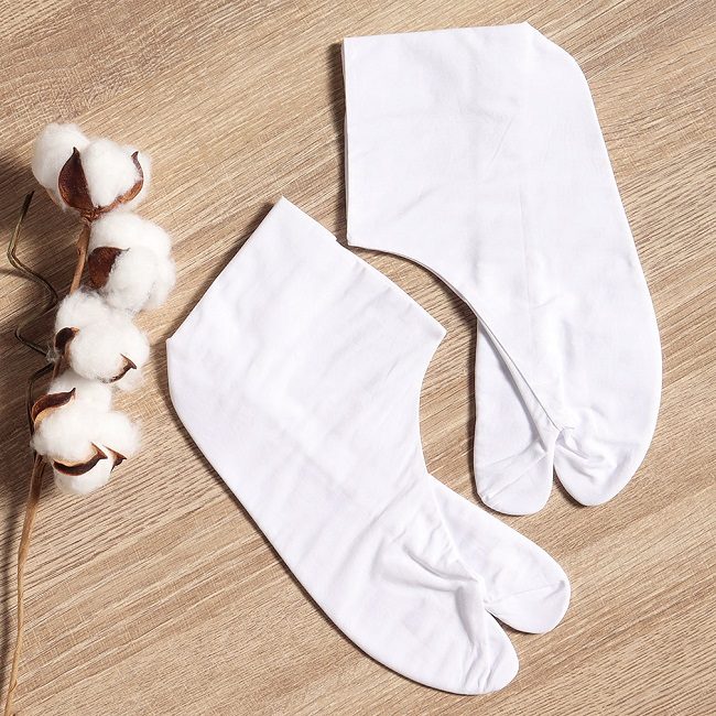 Một đôi tất Tabi làm từ chất liệu cotton