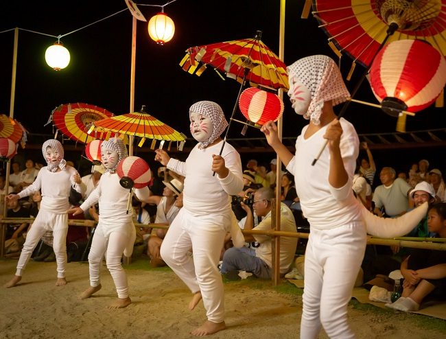 Các em nhỏ đóng giả cáo trắng trong lễ hội Himeshima Bon Odori
