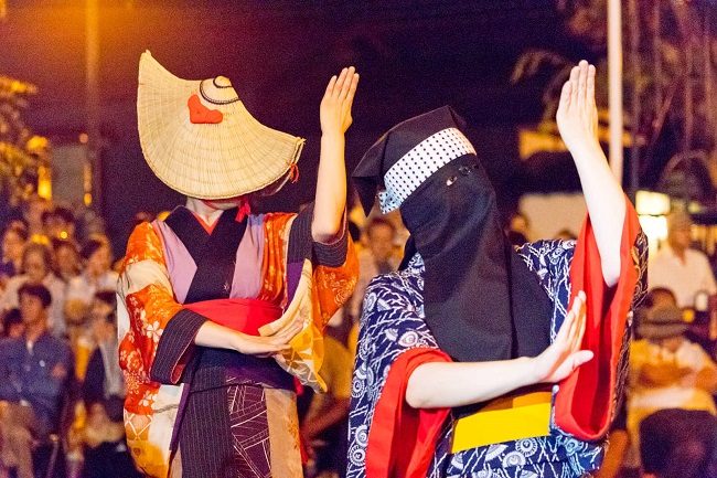Các vũ công tại lễ hội Nishimonai Bon Odori