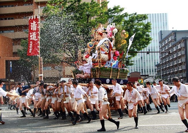 Những người đàn ông khiêng chiếc kiệu nặng hàng tấn tại lễ hội Hakata Gion Yamakasa