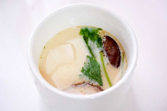 Lá mitsuba trong món Chawanmushi