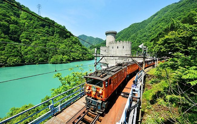 Những con tàu ngắm cảnh trên tuyến đường đến đập Kurobe