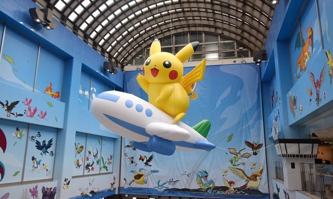 Bóng bay hình Pikachu cưỡi máy bay tại sân bay Noto