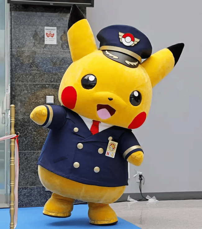 Pikachu mặc trang phục phi công tại sân bay Noto