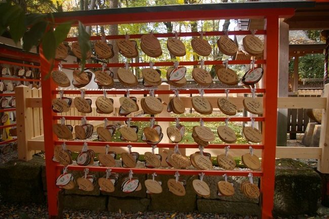 Những chiếc Ema hình quả bóng bầu dục mang theo lời cầu nguyện tại đền Sawata