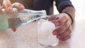 Vì sao uống nước có ga giúp giảm căng thẳng?