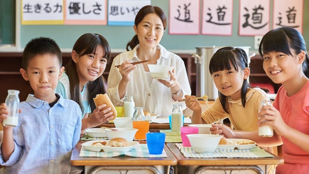 Cách giúp con thích nghi với bữa trưa ở trường học Nhật Bản