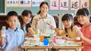 Cách giúp con thích nghi với bữa trưa ở trường học Nhật Bản