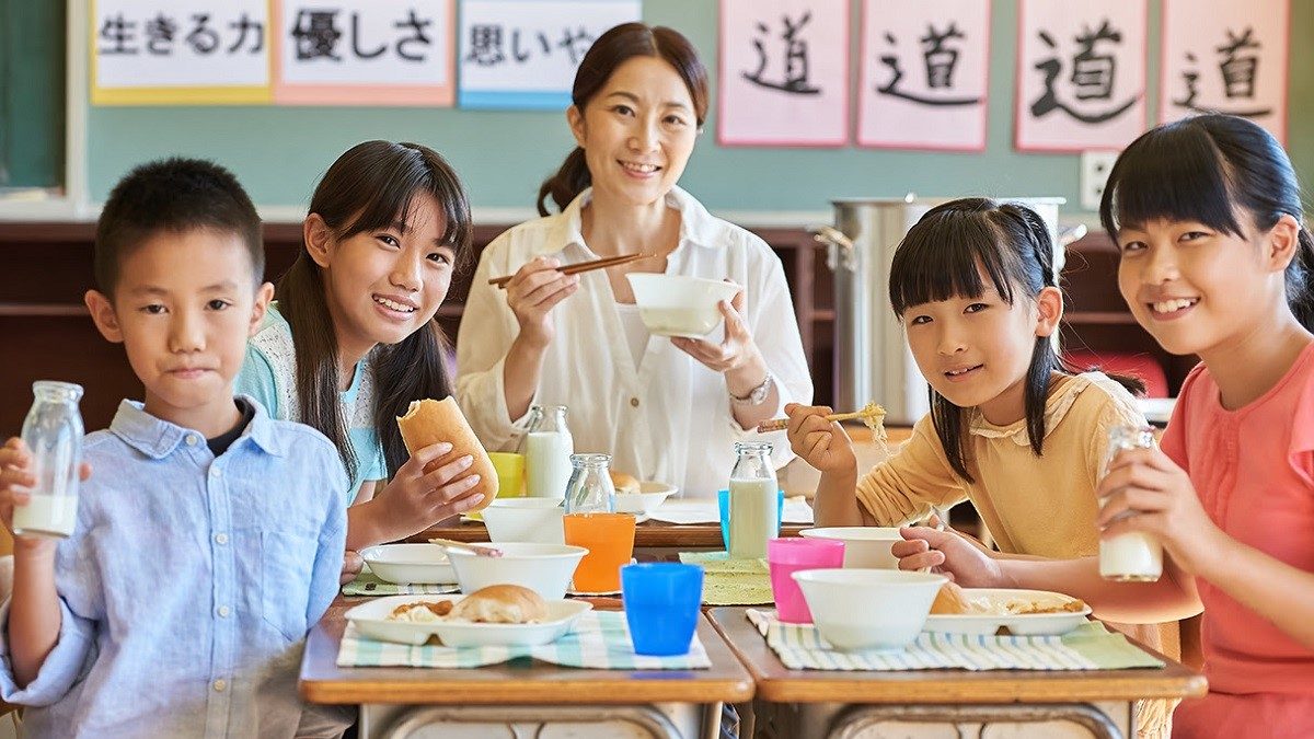 Cách giúp con thích nghi với bữa trưa ở trường học Nhật Bản
