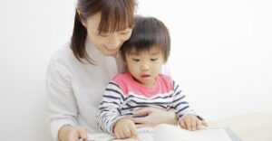 Giúp trẻ thích đọc sách song ngữ và phát triển song ngữ từ nhỏ