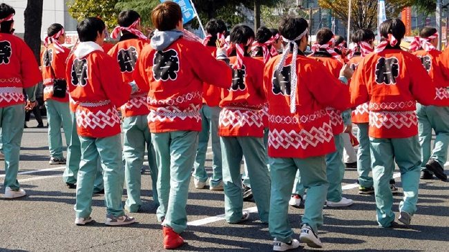 Người tham gia lễ hội mặc áo Happi đỏ